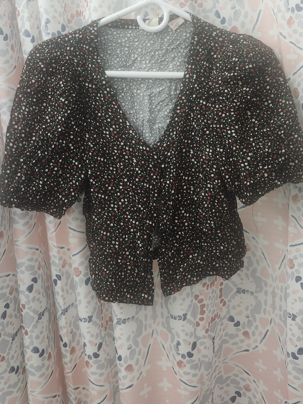 Levi's Black Floral V-Neck Puff-Sleeve Blouse